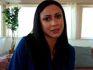 Mi madrastra latina caliente es una experta en pajas con tetas y