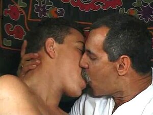padrastro y chico celebran aniversario