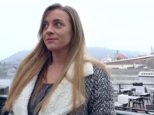 Observa cómo la encantadora alemana Josephine es seducida por un