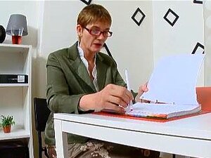 Simona y su sexy compañera de clase están esperando en el aula a su