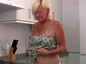 Una abuela se masturba en un descanso