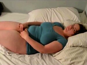 El intenso orgasmo de una masturbadora gordita en casa