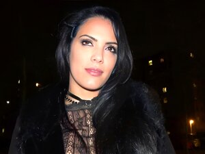 Tetas enormes, una amateur española de pelo negro con un abrigo de