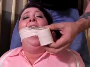 Bbw encontrada atada y amordazada en una casa vacía. Bbw encontrada