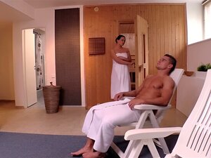 Morena Bomba Checa Nata Lee: Encuentro en la Sauna Cachonda con Mamada