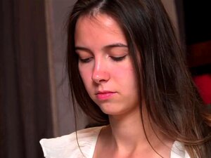 Mira cómo la tímida Nastya Kalinina tiene su primera vez en cámara,