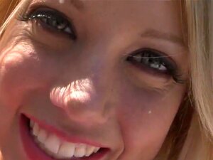 Una rubia sexy le hace mamadas y pajas a su amante pervertido, las