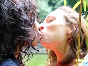 Encuentro Lésbico de Abby y Caroline en el Bosque - Ersties
