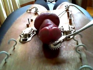 Tormento de esclavos. Atado y asegurado a la mesa excitado y