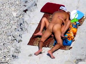 Una chica linda y mayor tienen sexo en el dormitorio