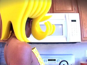 La estilo dibujos animados Abigail Mac se corre en la cocina