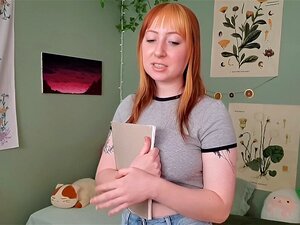 Chica Popular Atrapada en un Teaser de Cuña Atómica