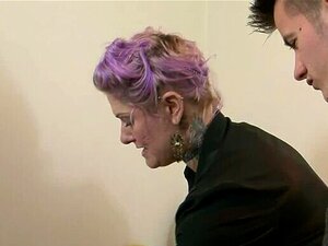 Complacer a la experimentada dama tatuada Tallulah Tease permite que