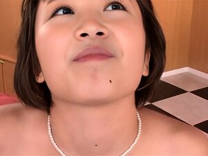 Descubre la belleza japonesa definitiva en un gangbang hardcore que te