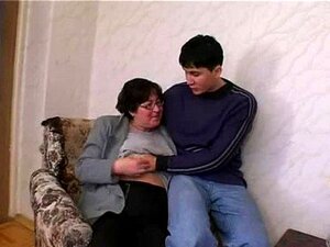 Mamá madura y gorda y su hijastro