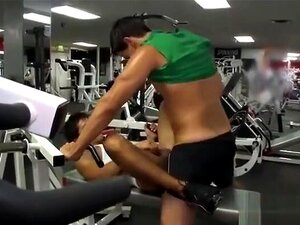 Brutal follada anal gay en el gimnasio sorprende a la gente