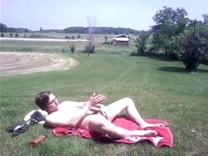 Masturbándose afuera en un día caluroso