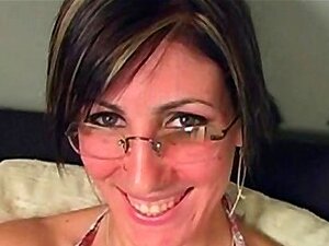 La novata del porno Melanie Malone adora chupar grandes pollas para
