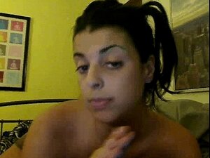 Chica tatuada cachonda con un gran culo 1