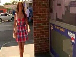 Sexy dama salvaje se traga la polla en Gloryhole 19