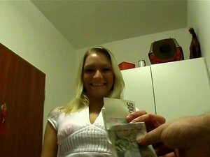 Oferta de follada lujuriosa para la nena. La dulce querida recibe una