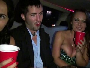 Dos parejas lindas follan. Cuatro chicas traviesas tienen una orgía