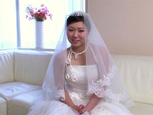 Chica japonesa con vestido de novia Emi Koizumi recibe una polla dura