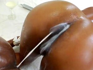 Las lezzies coquetas llenan sus enormes culos con leche y la explotan