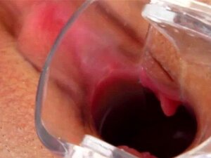 Espéculo abierto de coño frotado con el dedo. Espéculo abierto de