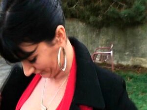 MILF amateur aceptó sexo en público por dinero