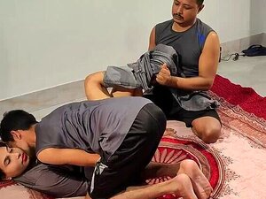 Dos tipos follando a una chica en una orgía, sexo indio