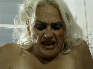 Descarada rubia madura es follada por detrás mientras chupa. Disfruta