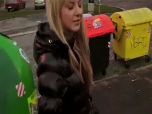 Chica masturbándose la polla en el callejón