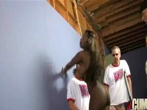 Ebony recibe una corrida en la cara en una fiesta de bukkake en un