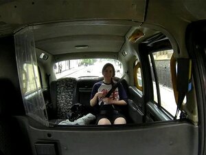 Novata de taxi europeo se traga la polla al aire libre