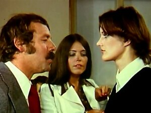 Orgía - El juez investiga los hechos del caso en la sala del