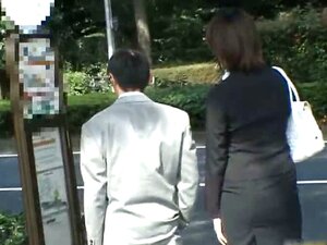 Dama asiática es alta y recibe sexo público parte 4