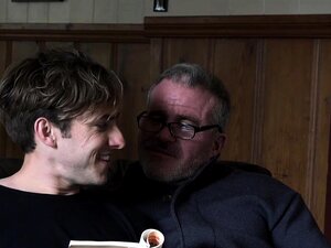 FamilyDick- Padrastro y Abuelo Postizo Spitroast A Un Twink Cachondo