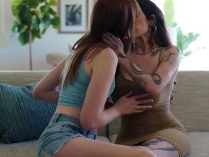 madrastra me gustaría follar tatuada perforada por la hijastra TS