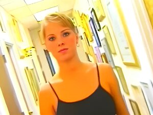 Sumérgete en la seducción ardiente de Jennifer Avalon mientras juega