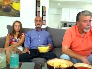 Abuelo travieso follando a una chica fresca