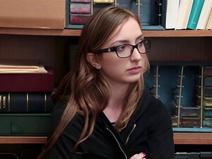 Una atrevida amateur en lencería seductora revela su lado salvaje a