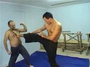 Fetiche de pies de policía musculoso y caliente
