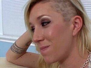Lesbianas rubia y morena teniendo sexo
