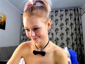 Una rubia delgada y bonita se desnuda y luego se masturba al aire