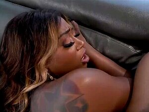 Una gran mamá negra es follada por un tipo blanco - porno negro