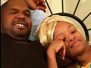 Chica ébano peluda es follada, encantadora rubia ébano con un coño