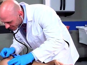 Una pequeña latina recibe un examen de ginecólogo