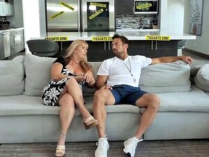 Padrastro molesto se unió a la acción lésbica bajo la ducha.