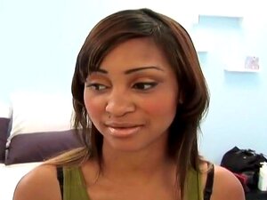 Una tetona aficionada negra es follada, esta chica caliente ya se
